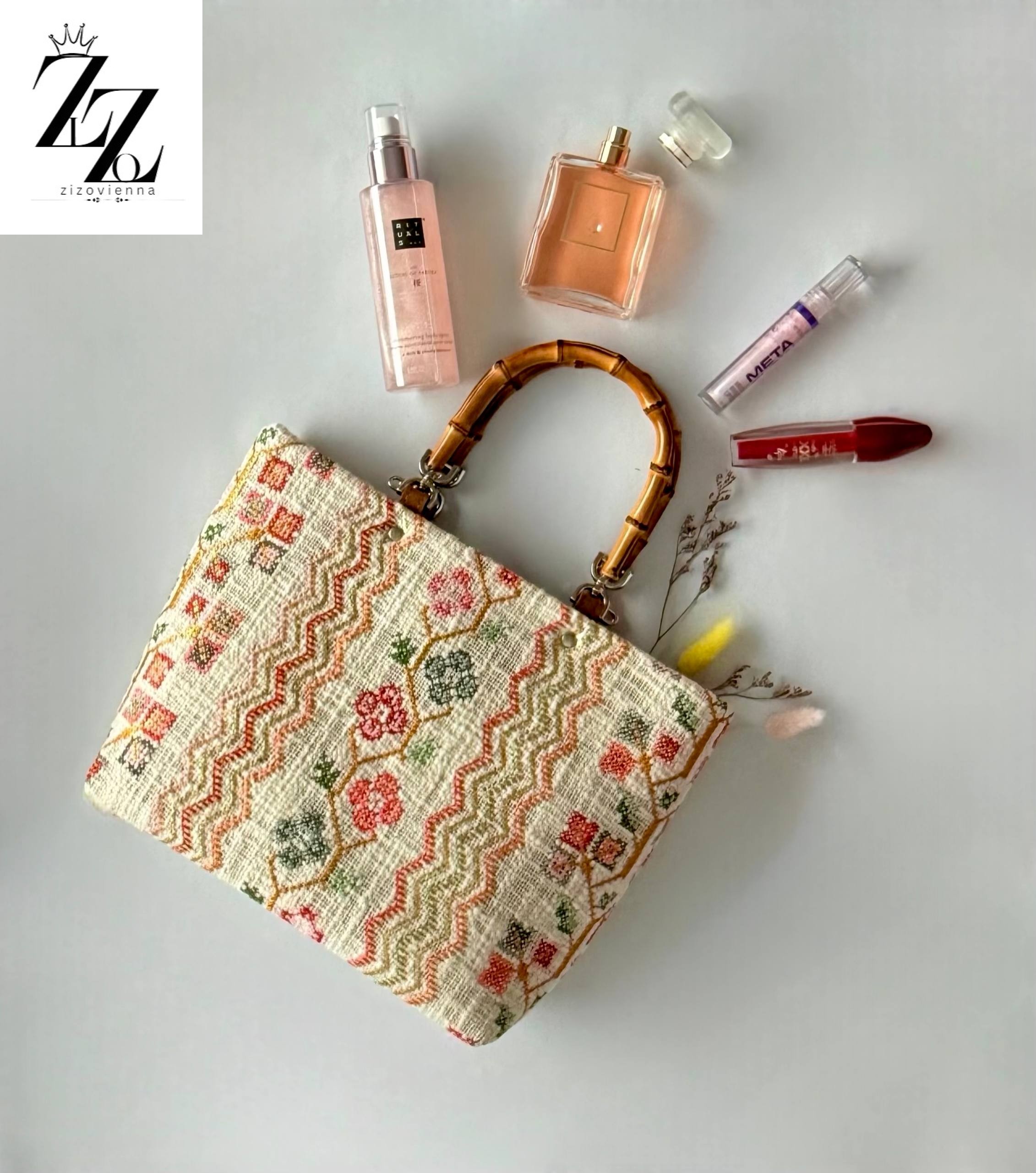 Bambusgriff-Tasche aus fein besticktem Stoff